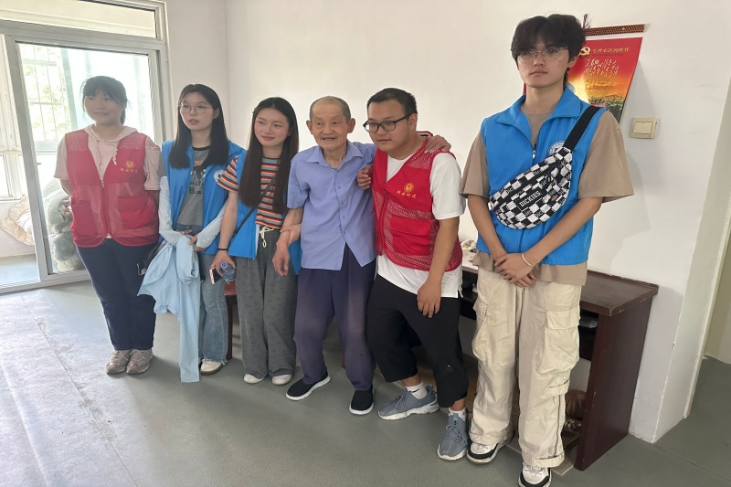 图为实践团成员与退伍军人爷爷合照.jpg